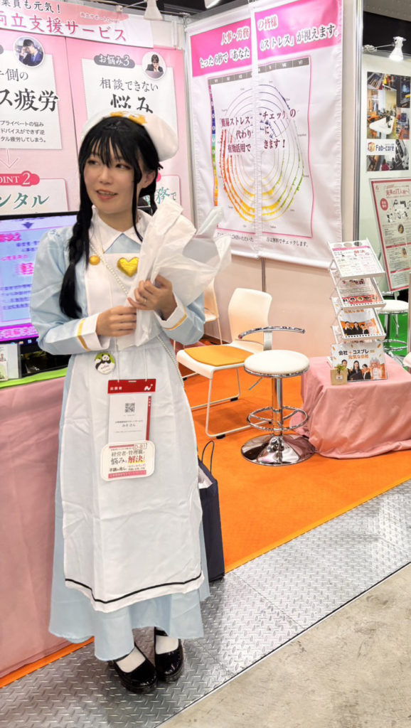 展示会でナースの服を着てアテンドを行うコスプレ写真